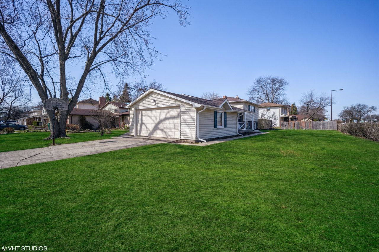 listing, photo 1