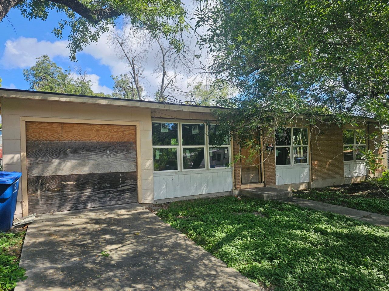 listing, photo 1
