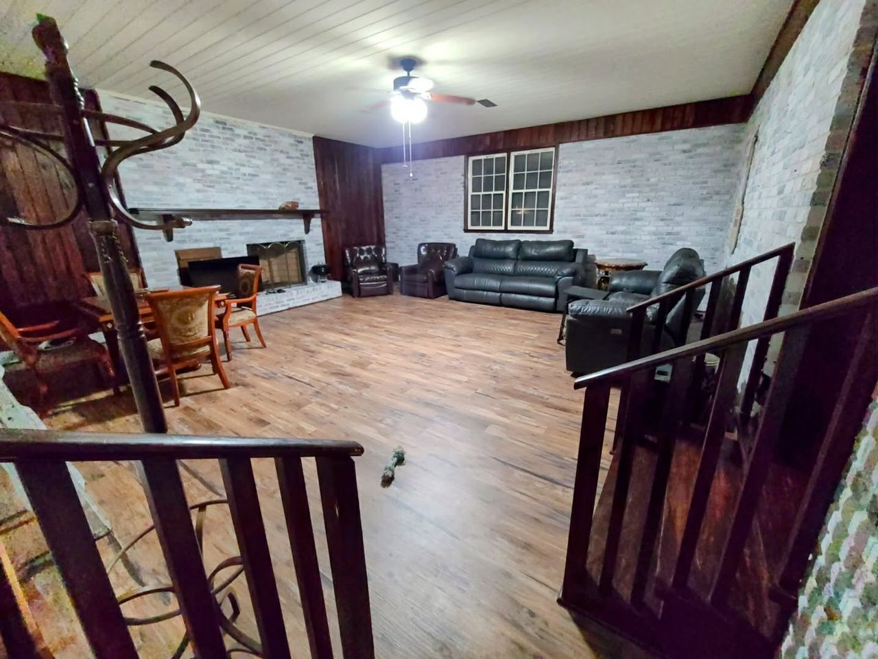 listing, photo 1
