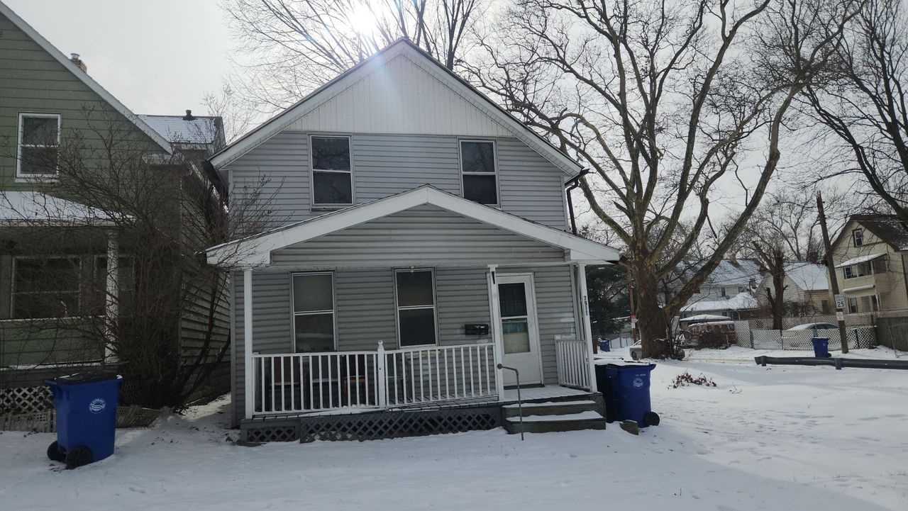 listing, photo 1