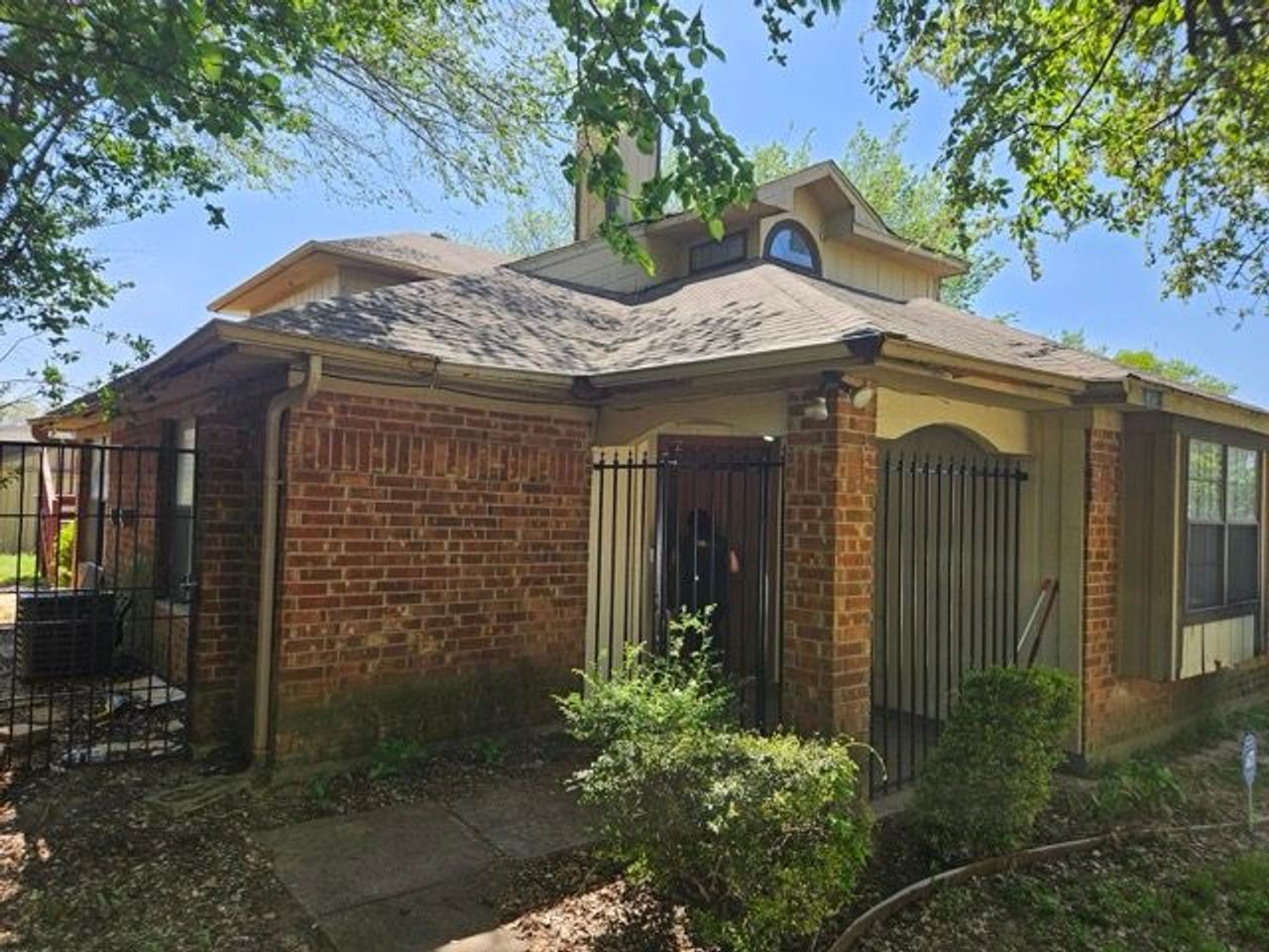 listing, photo 1