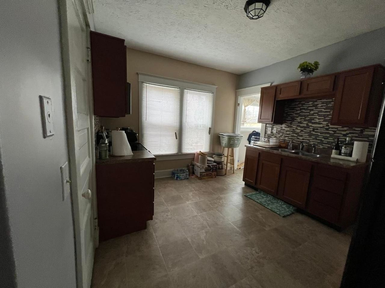 listing, photo 1