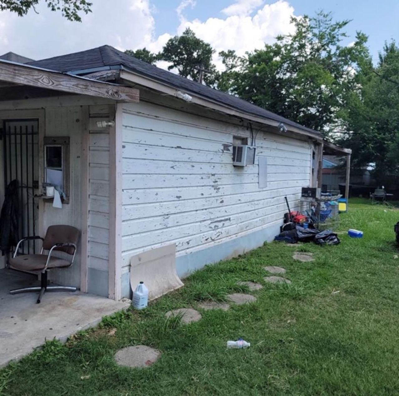 listing, photo 1