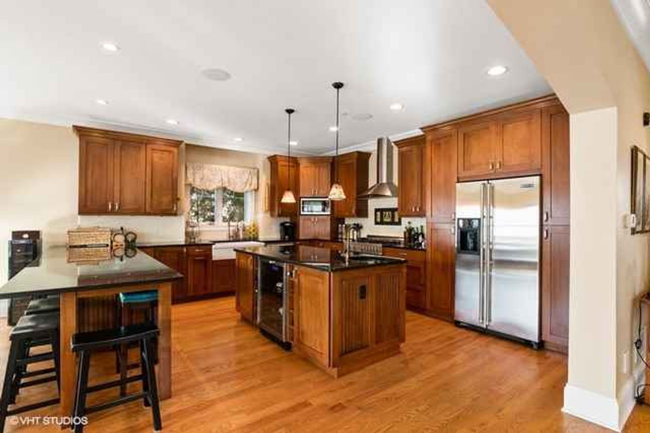 listing, photo 1