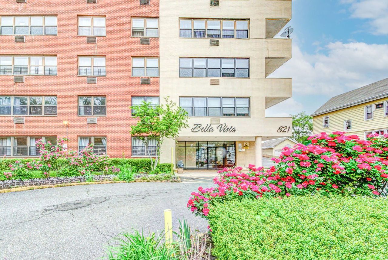 listing, photo 1
