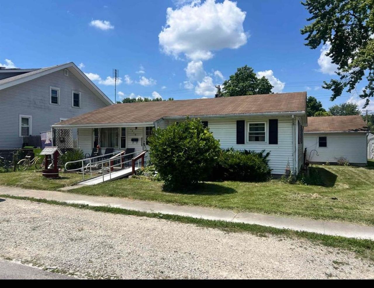 listing, photo 1