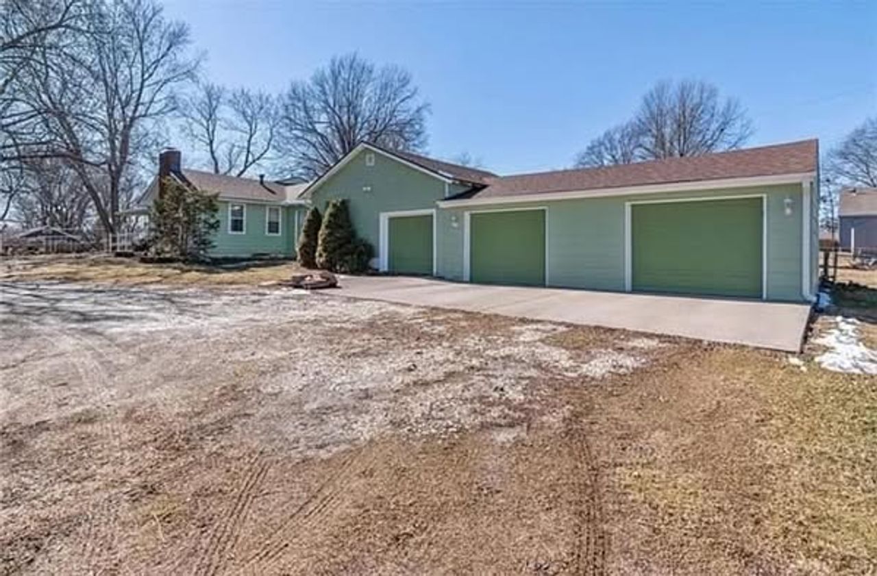 listing, photo 1