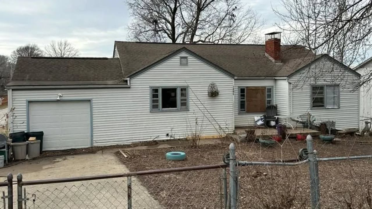 listing, photo 1