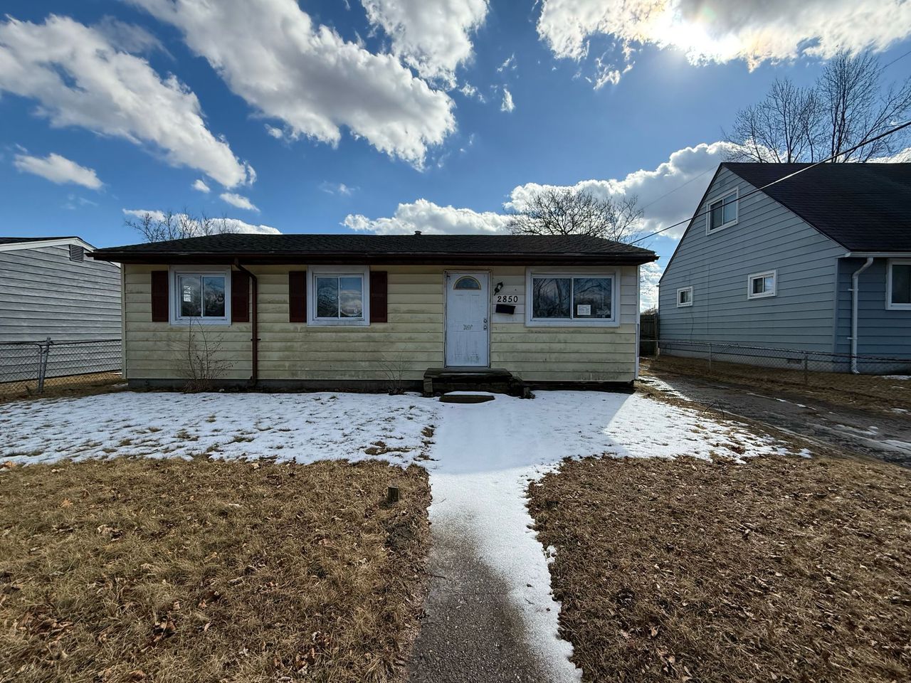 listing, photo 1