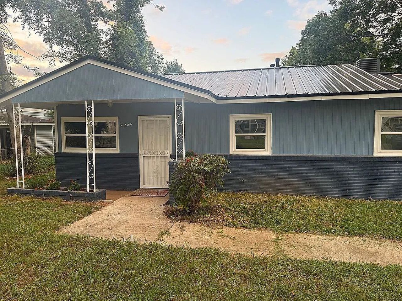 listing, photo 1