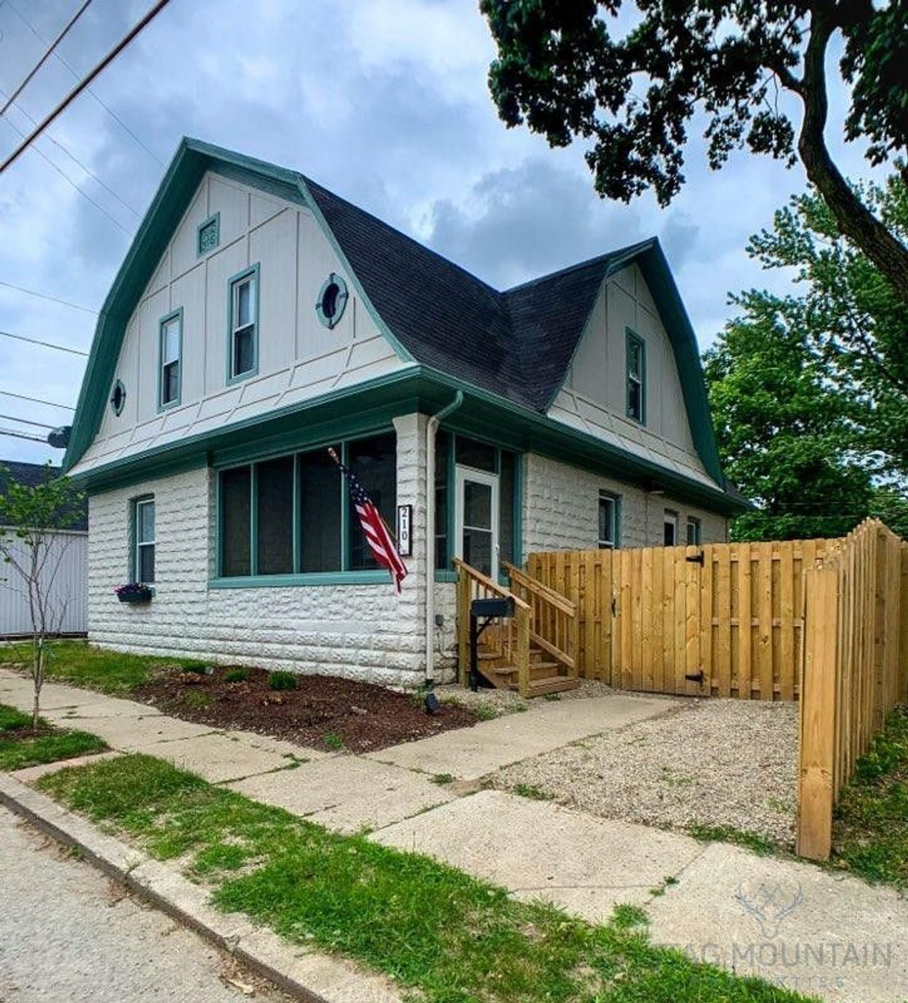 listing, photo 1