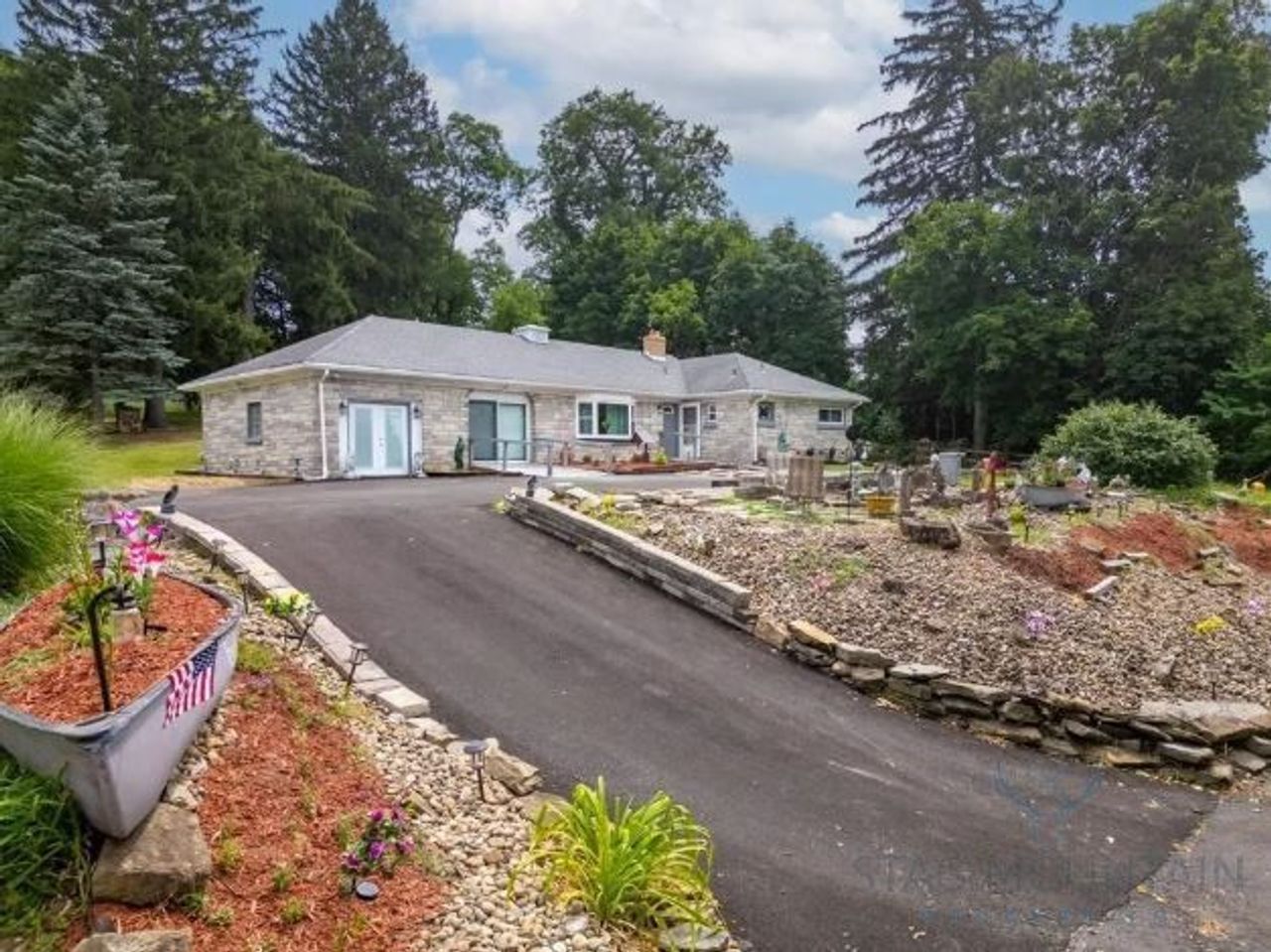 listing, photo 1