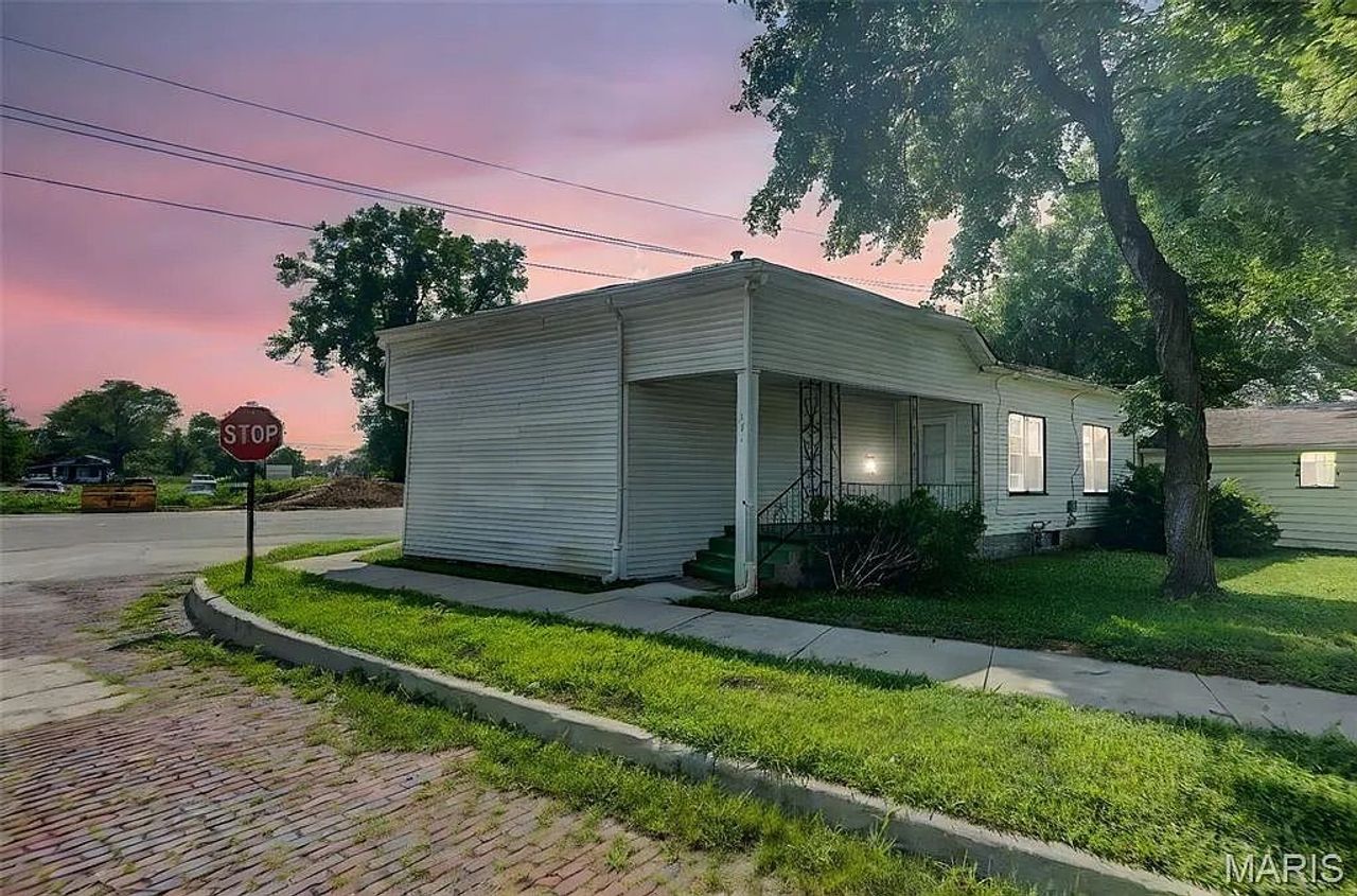 listing, photo 1
