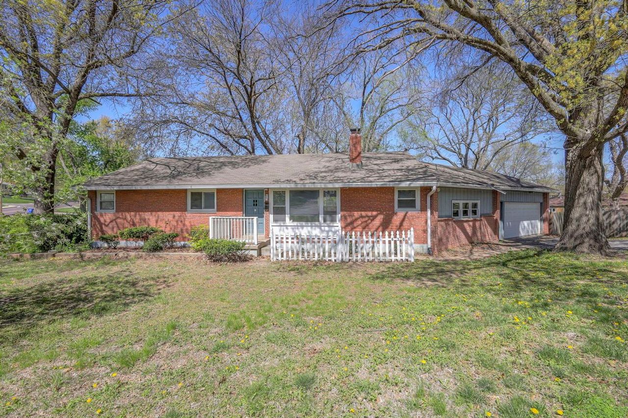 listing, photo 1