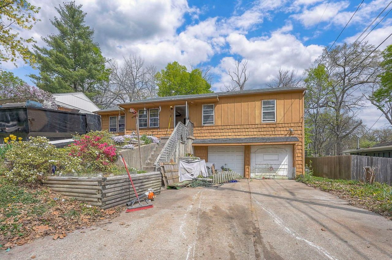 listing, photo 1