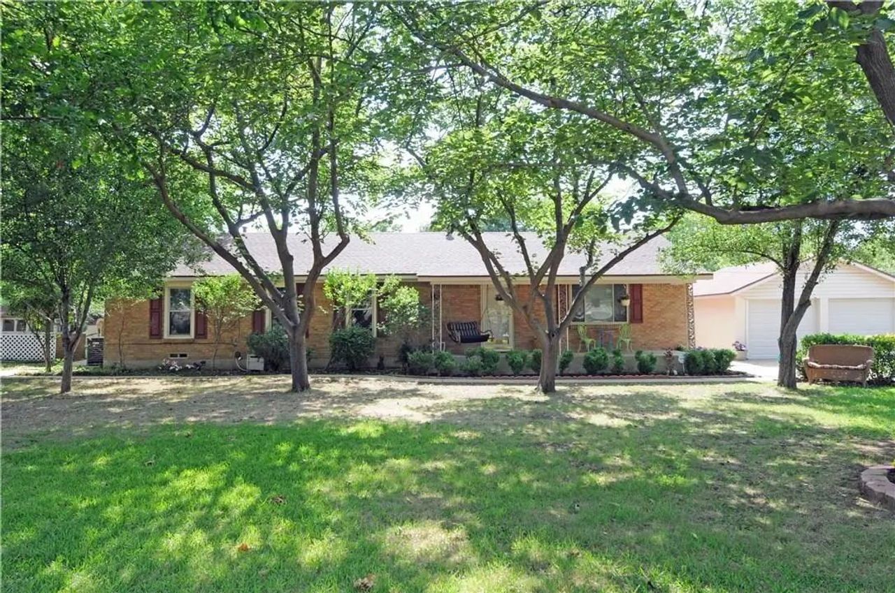 listing, photo 1
