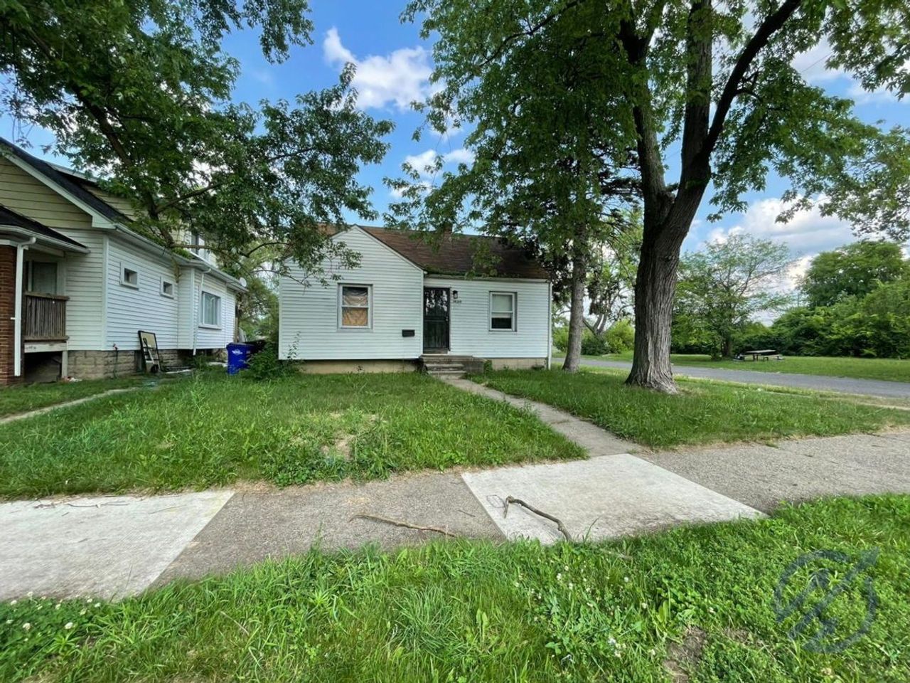 listing, photo 1