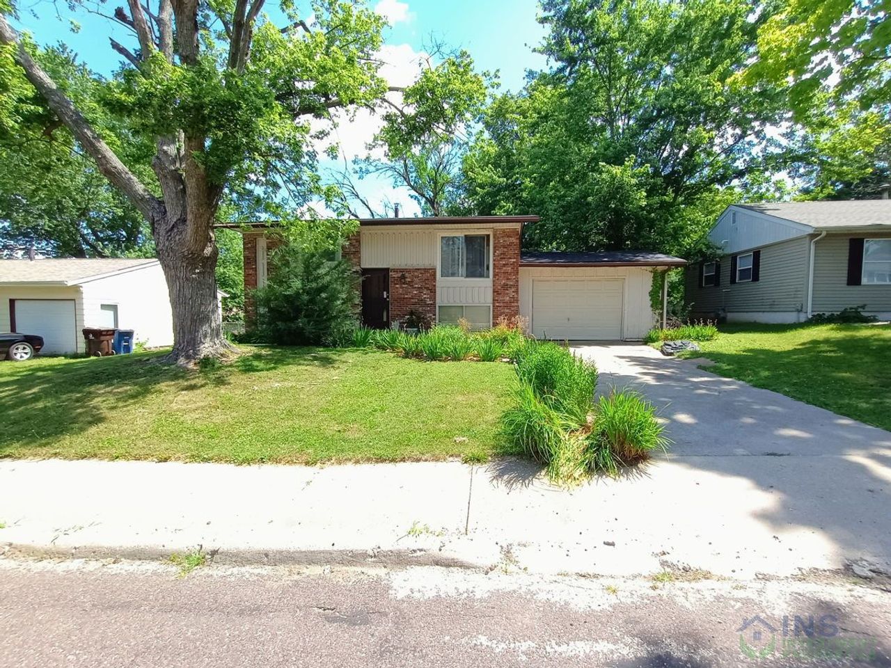 listing, photo 1