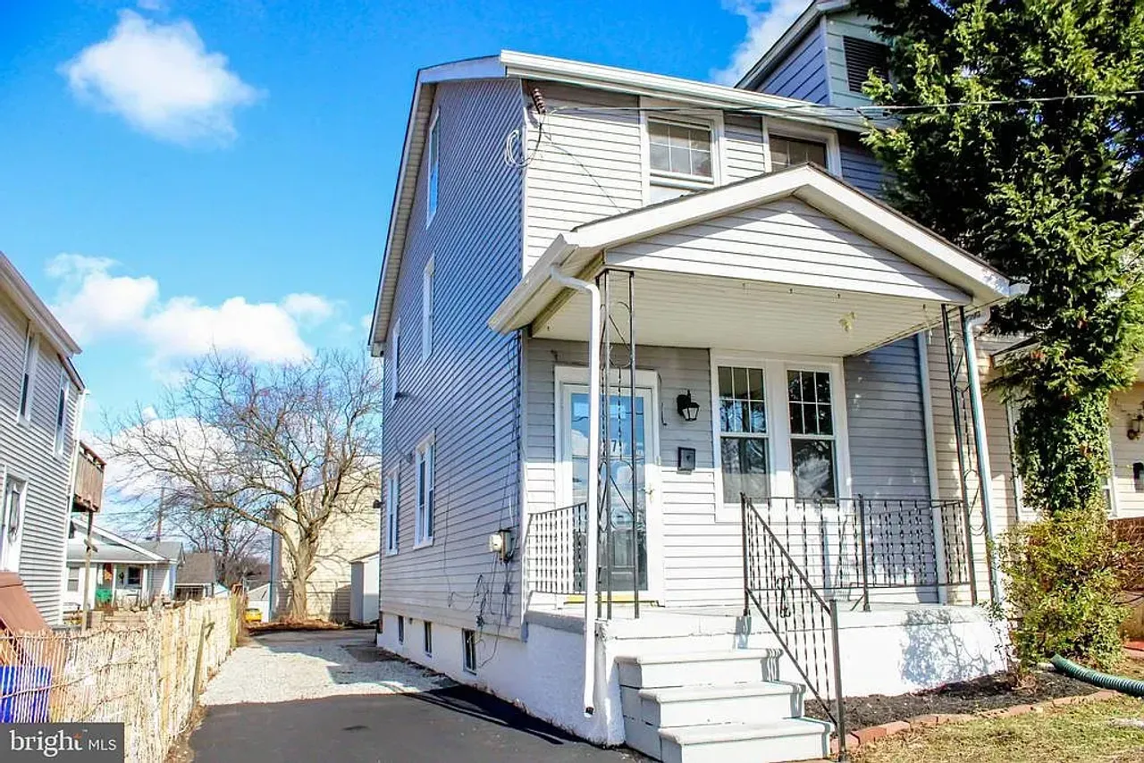 listing, photo 1