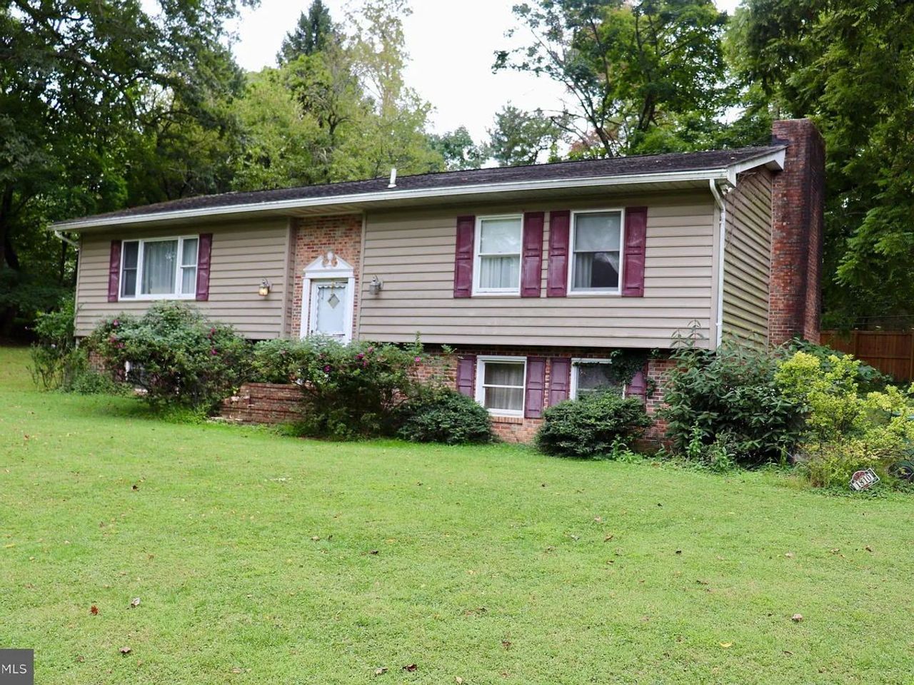 listing, photo 1