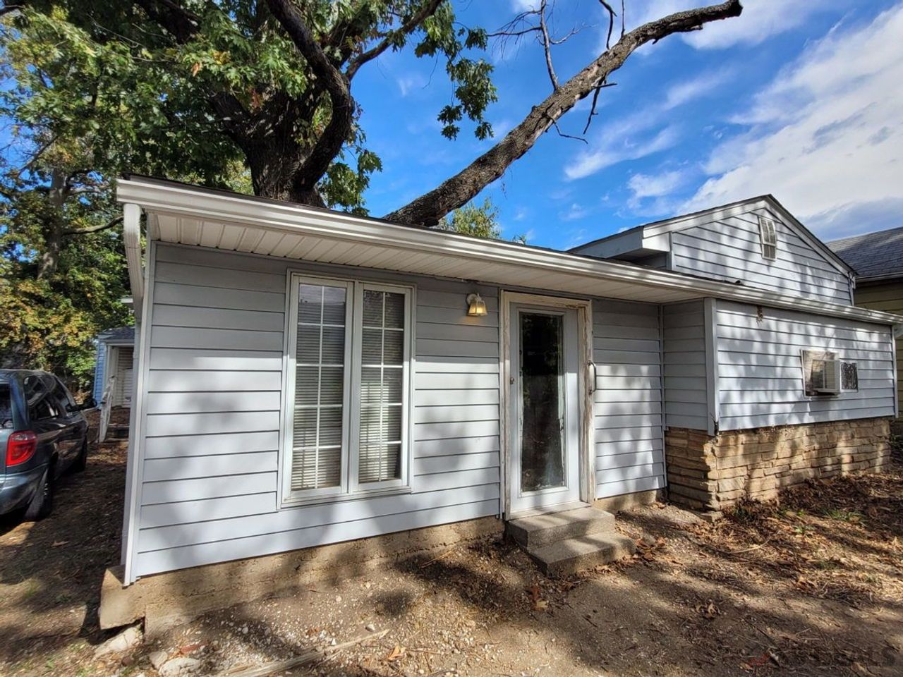 listing, photo 1