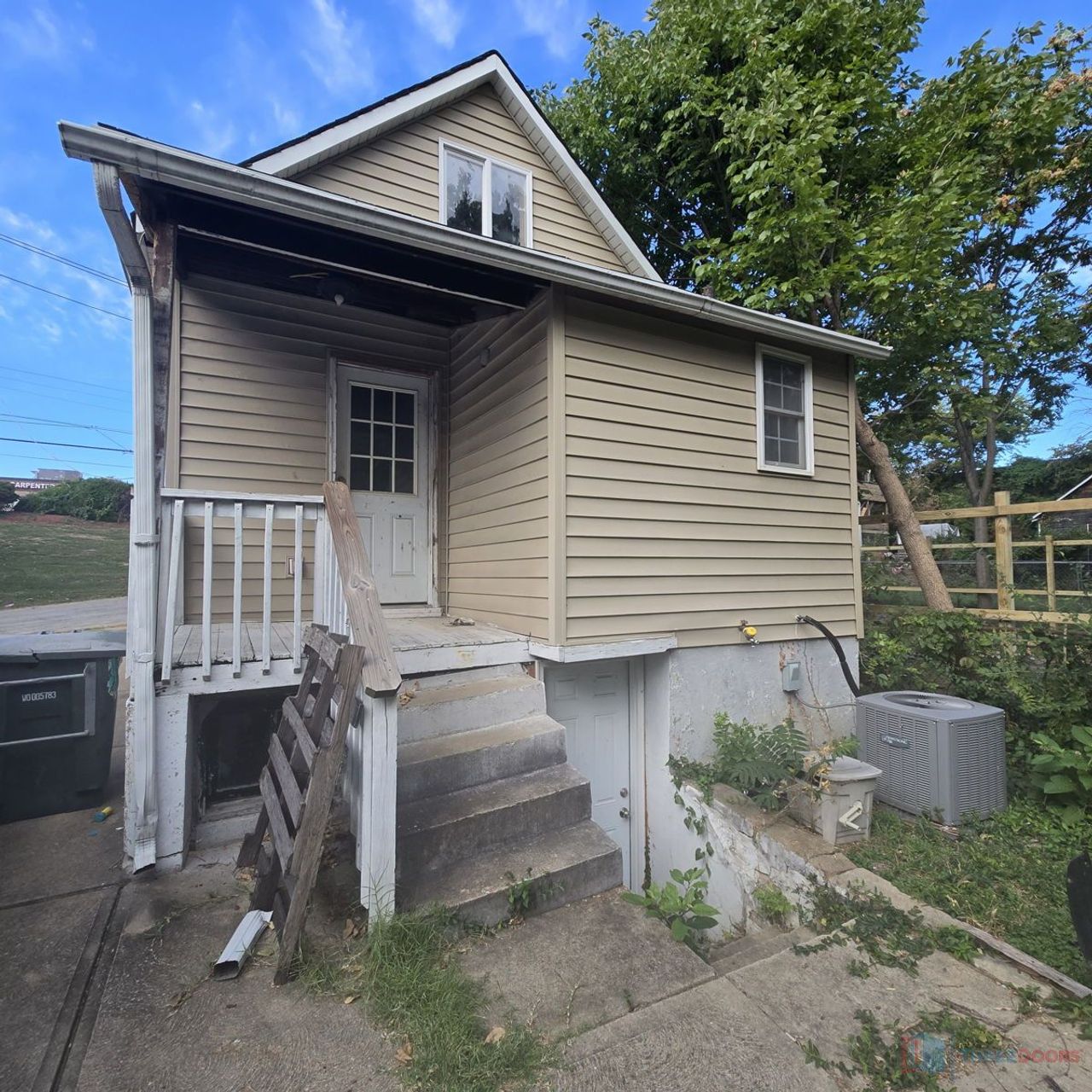 listing, photo 1