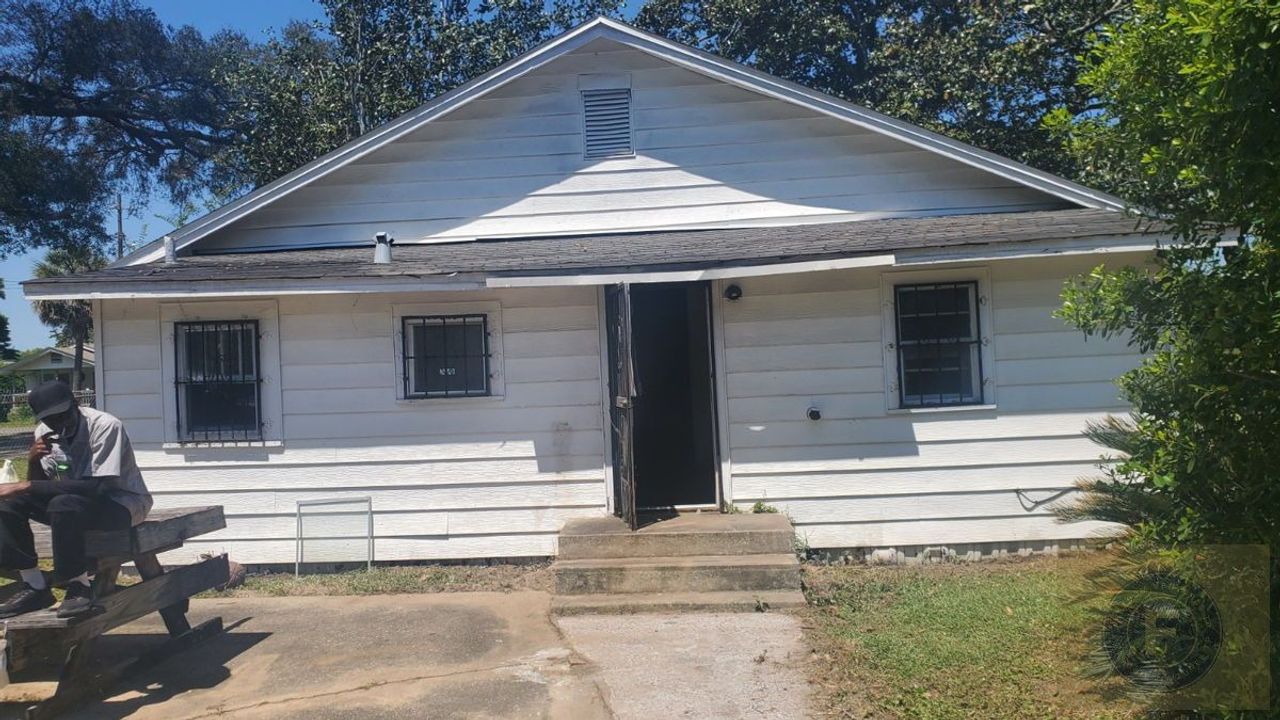 listing, photo 1