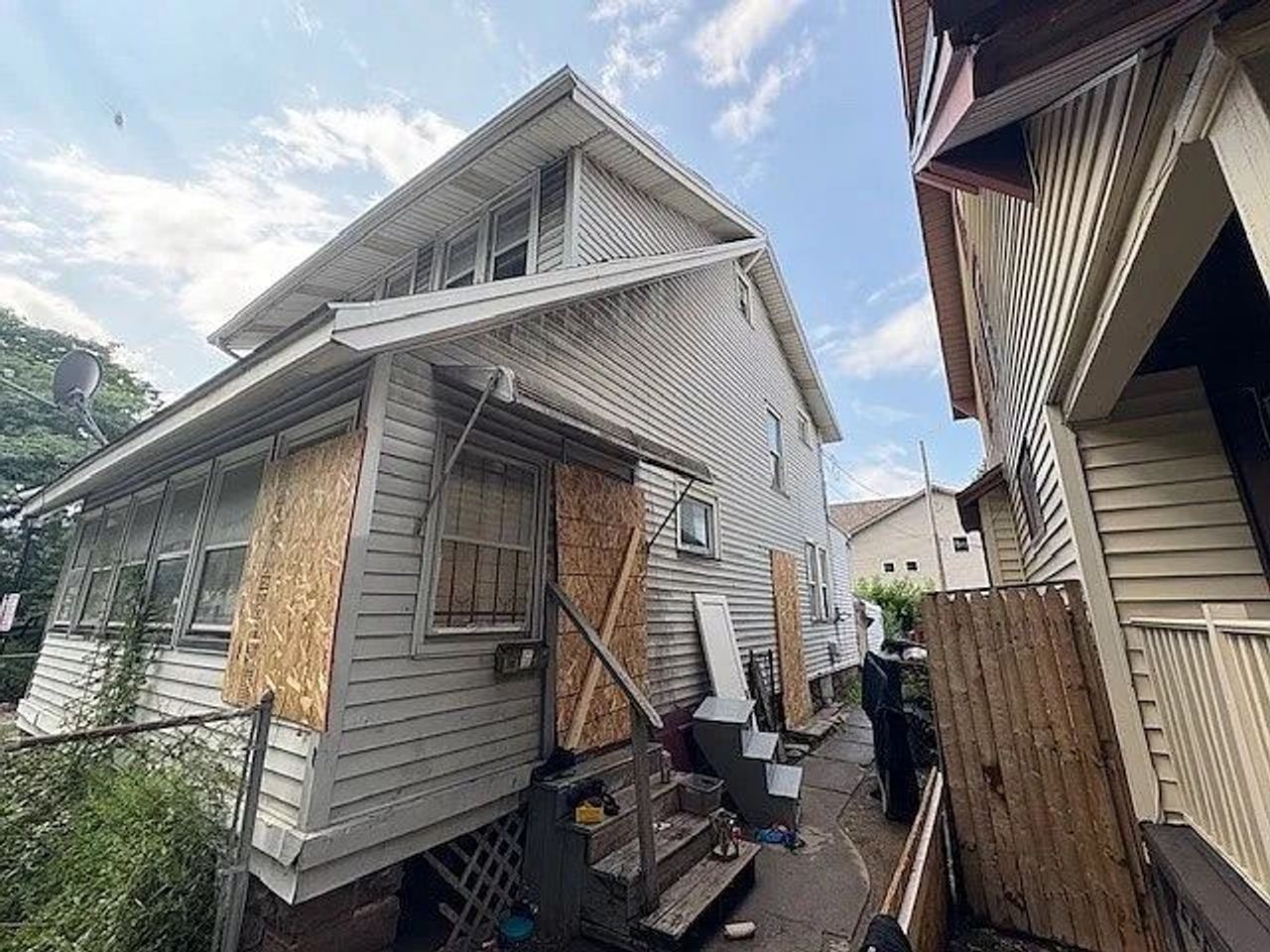 listing, photo 1