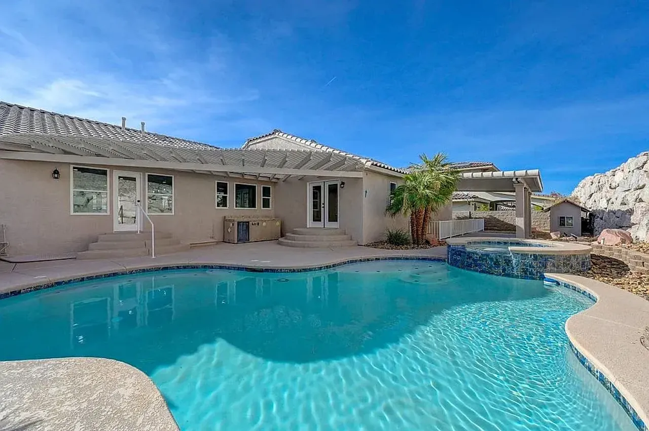 listing, photo 1