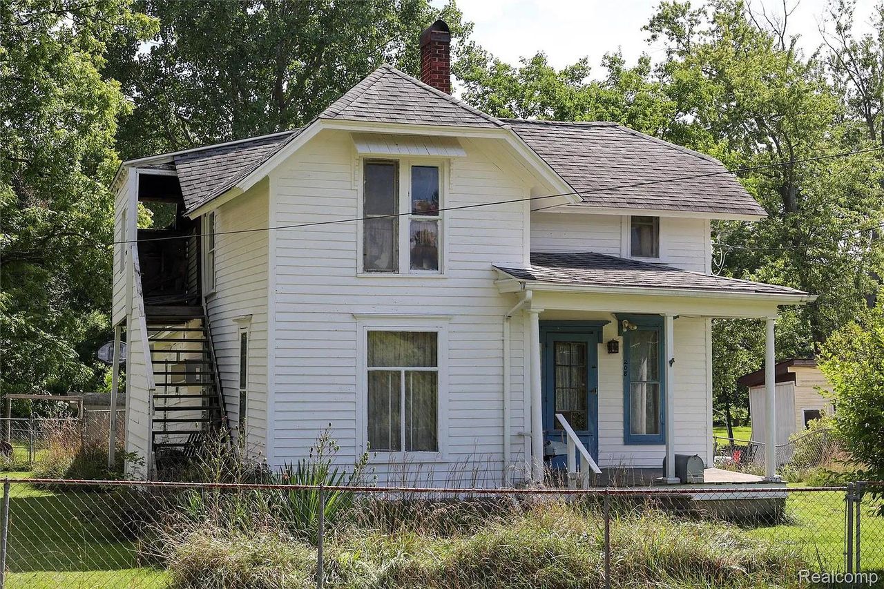 listing, photo 1