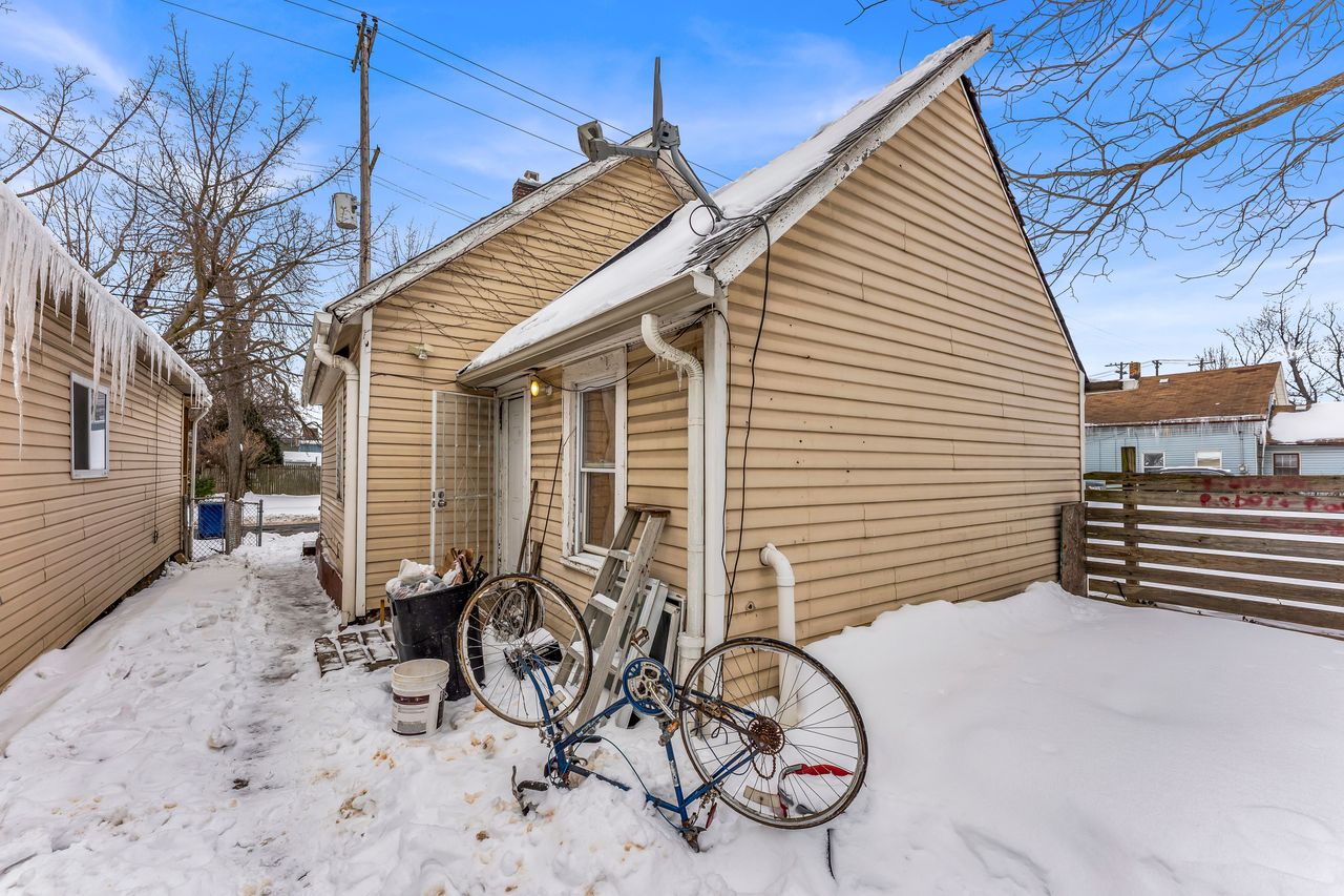listing, photo 1