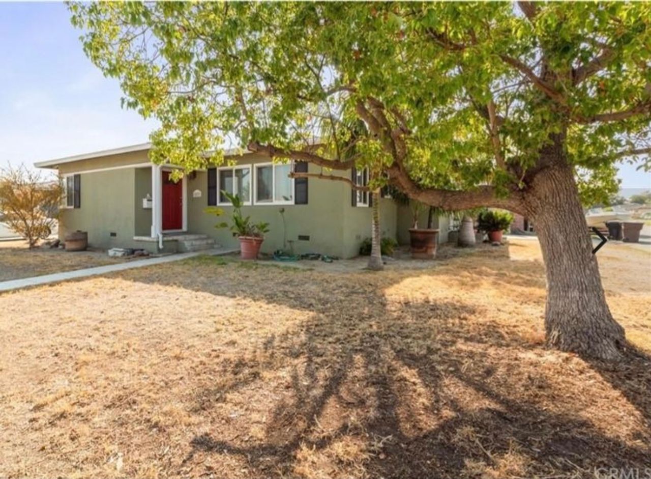listing, photo 1