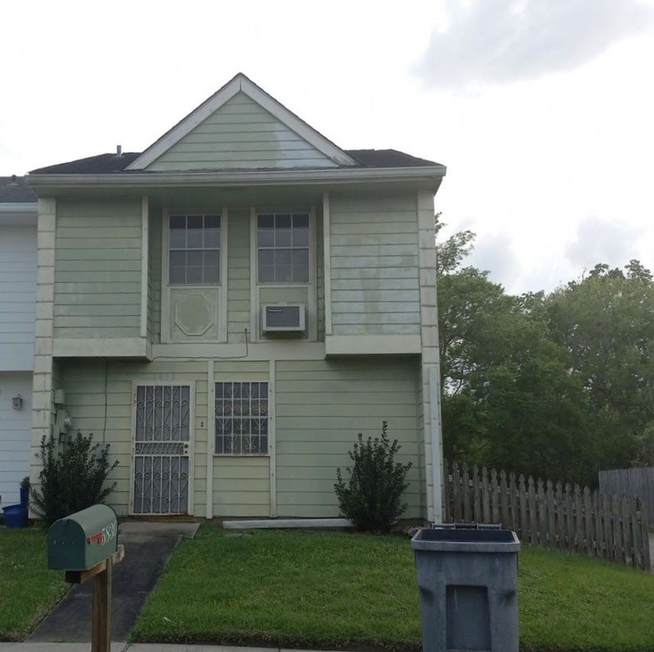 listing, photo 1