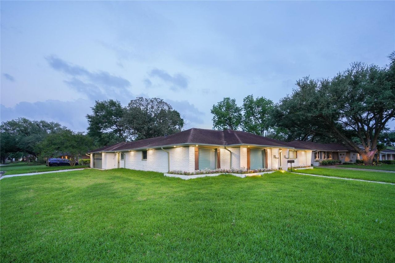 listing, photo 1