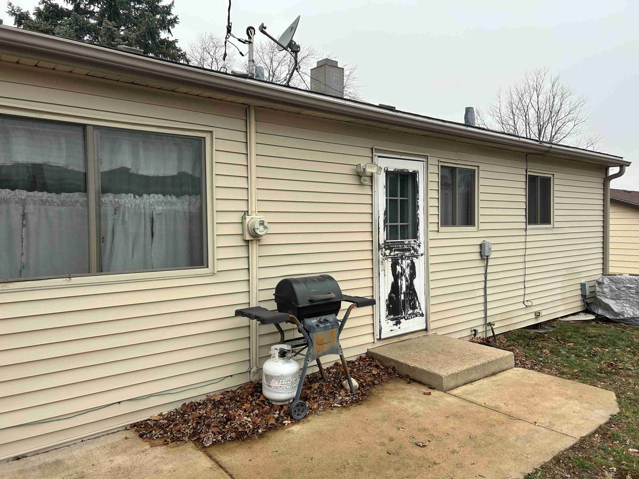 listing, photo 1