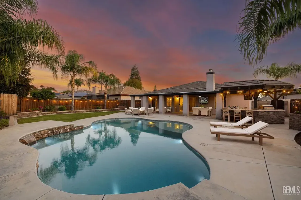 listing, photo 1