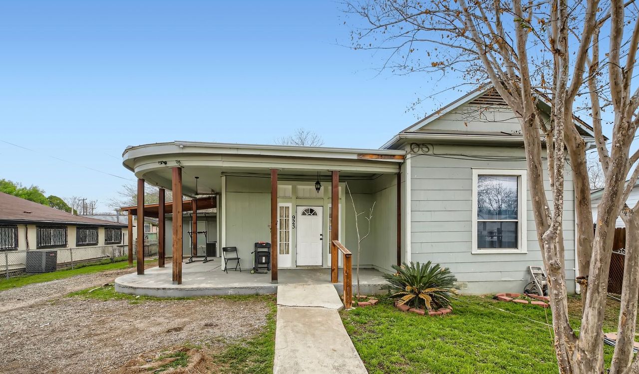 listing, photo 1