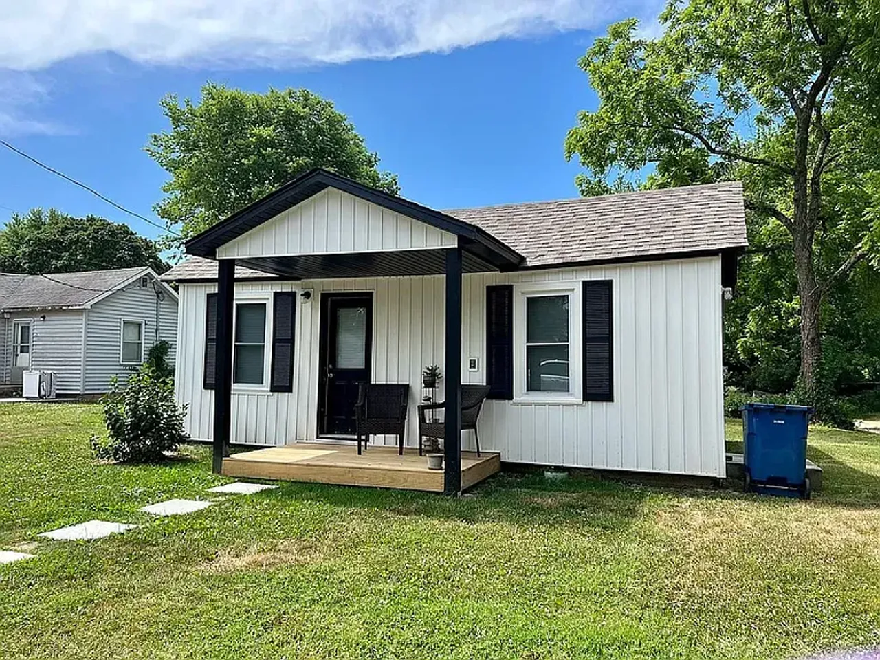 listing, photo 1