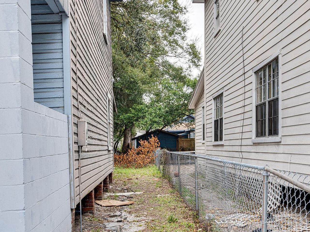 listing, photo 1
