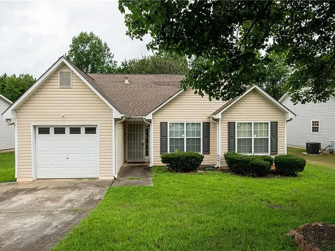 listing, photo 1