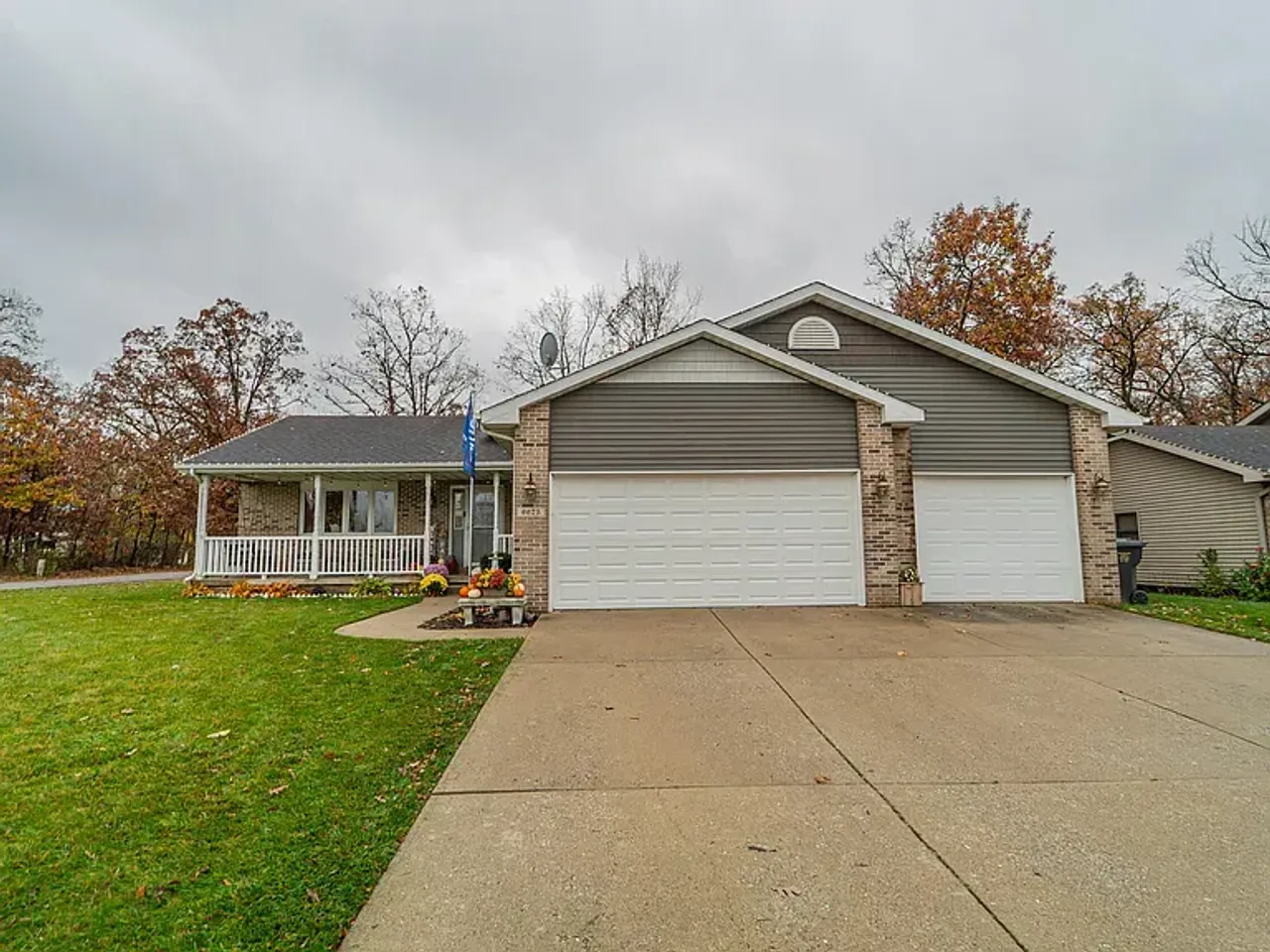 listing, photo 1