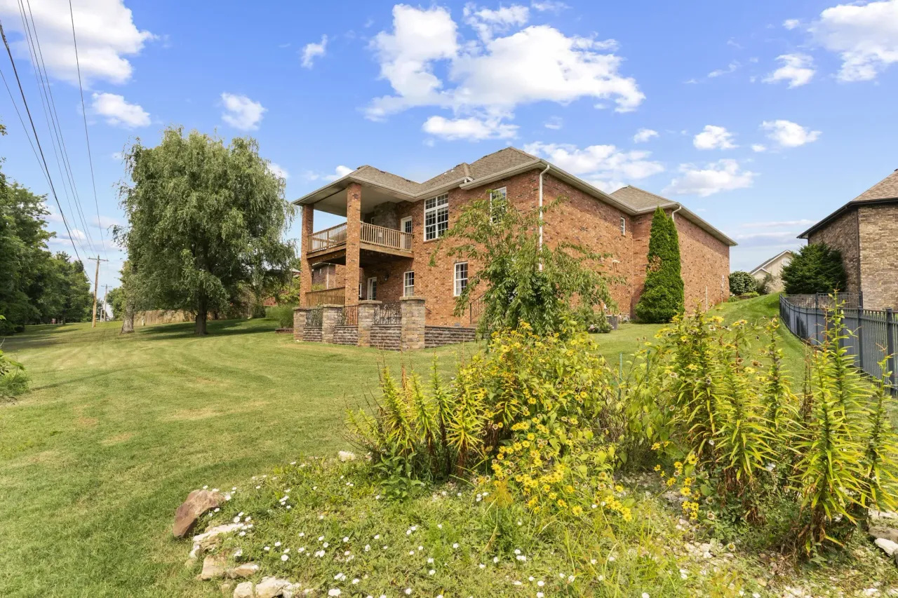 listing, photo 1