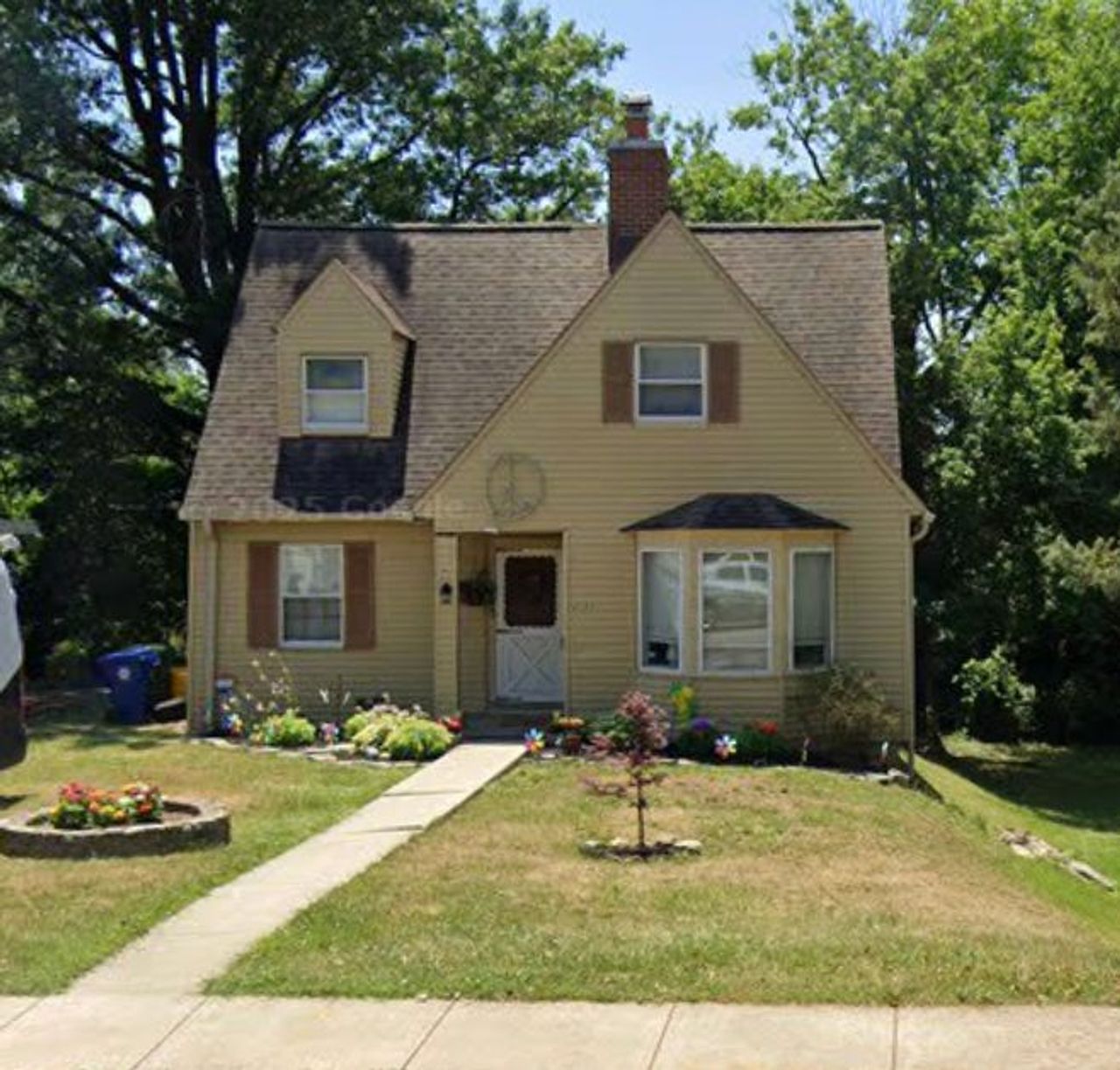 listing, photo 1