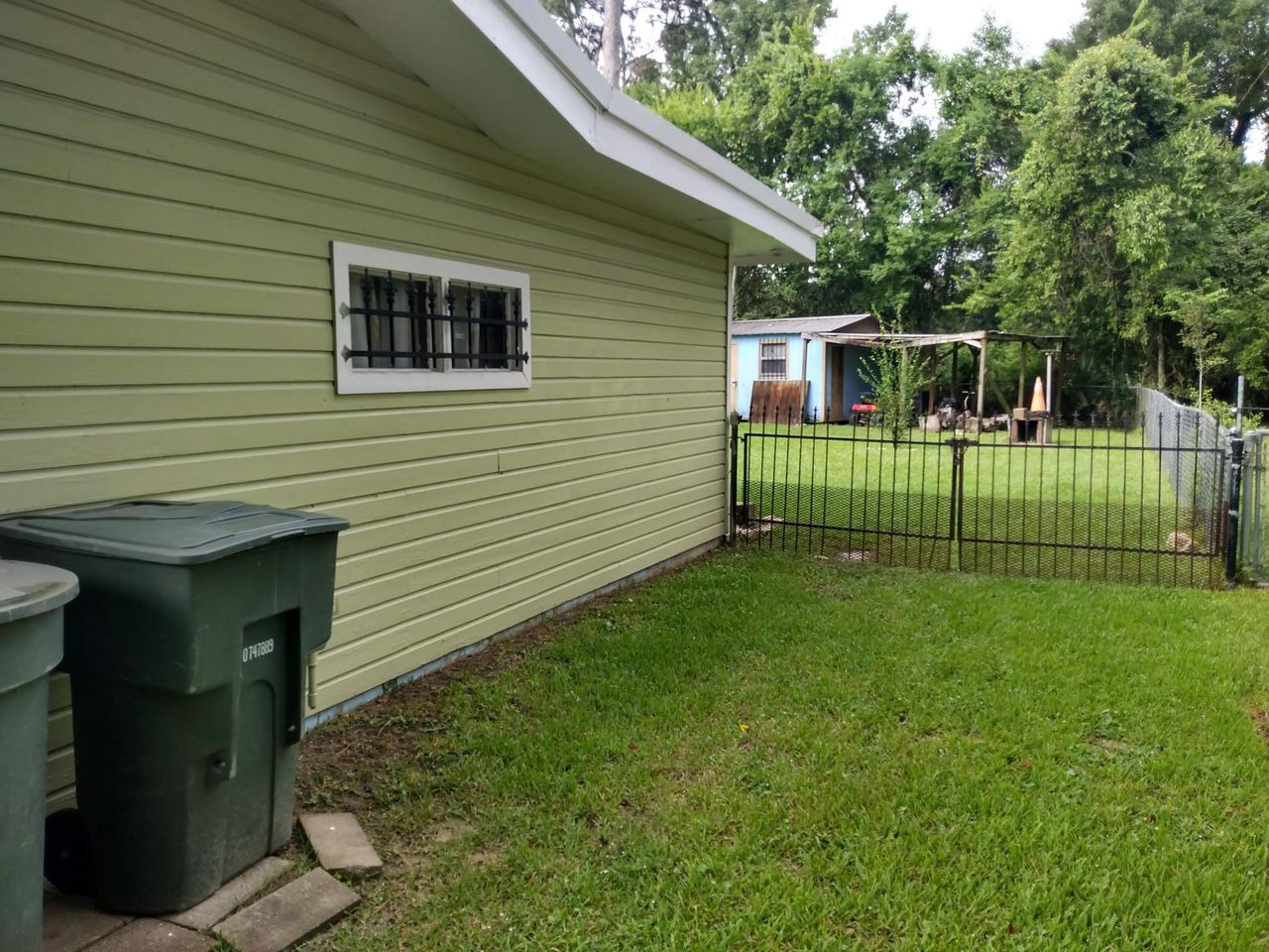 listing, photo 1