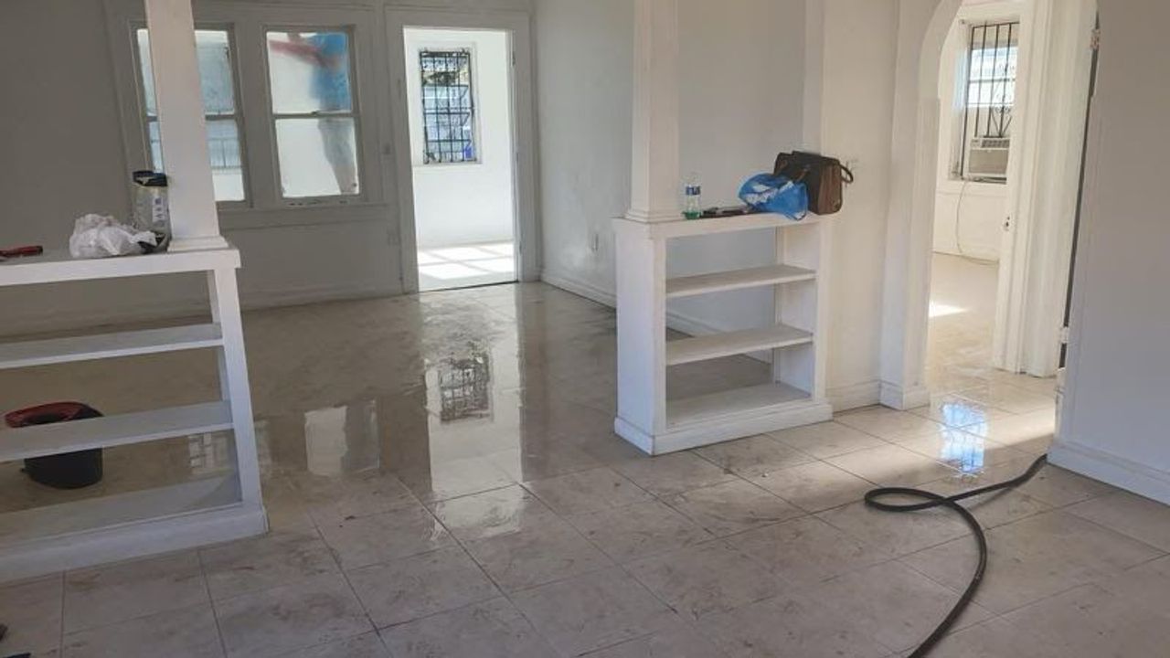 listing, photo 1